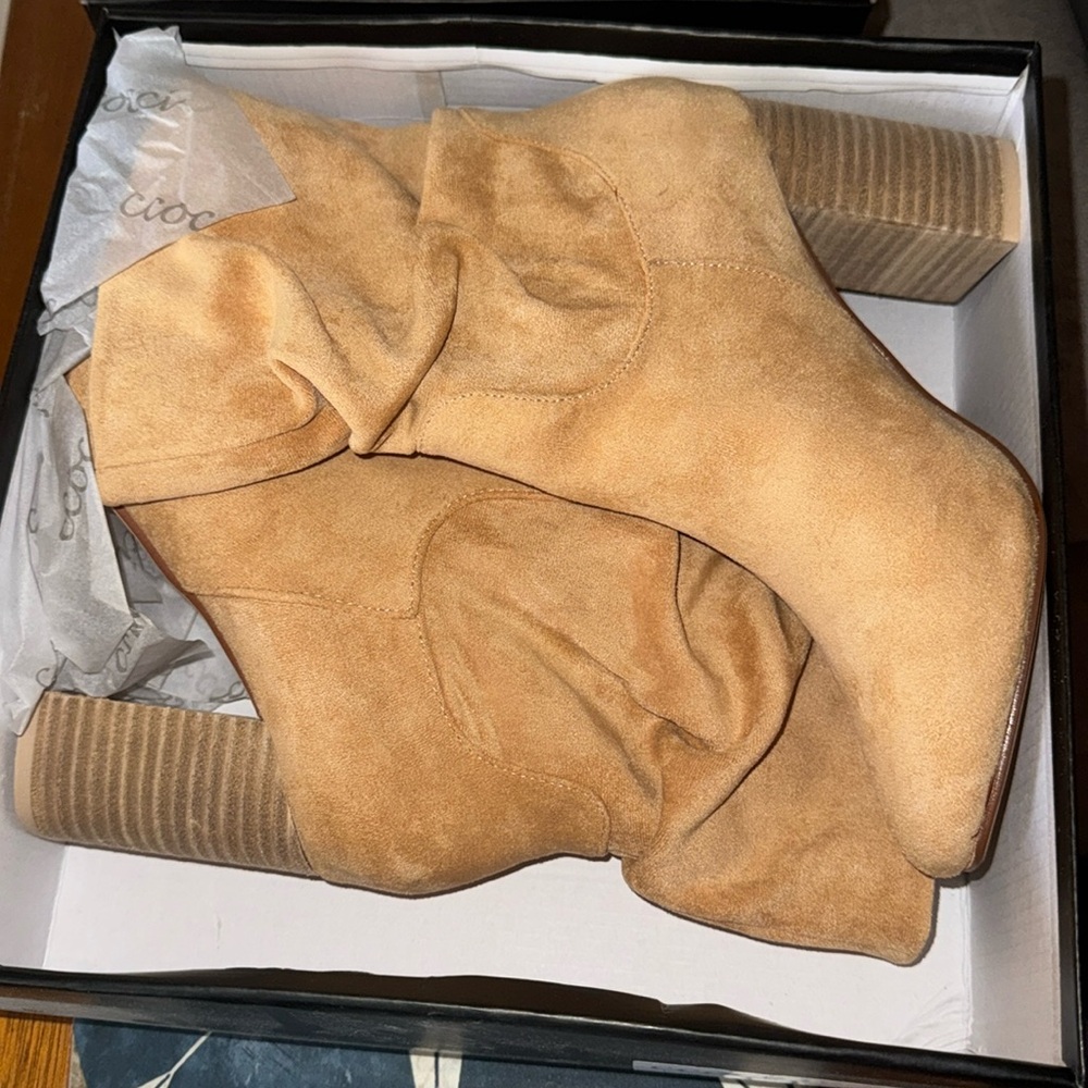 Vici site brand cocci . Brand new never worn. Nude, tan. Size 8